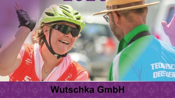 Zwei Menschen klatschen nach einer sportlichen Leistung ein