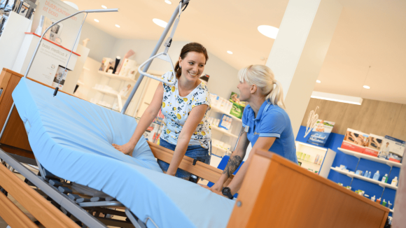 Eine Beratung zum Thema Pflegebett im Wutschka-Sanit&auml;tshaus