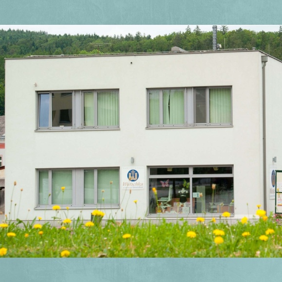 Au&szlig;enansicht der Wutschka-Filiale in Hainfeld