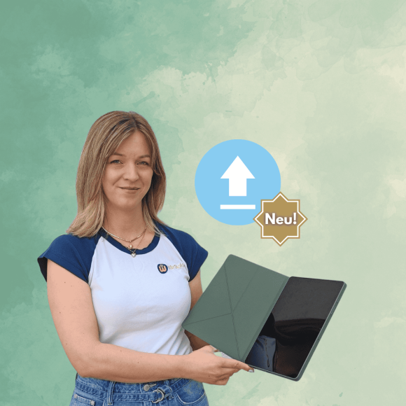 Eine Wutschka-Mitarbeiterin deutet auf ein Tablet, mit welchem nun ein Verordnungsupload durchgef&uuml;hrt werden kann.