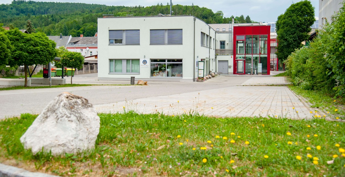 Eine Au&szlig;enansicht der Wutschka-Filiale in Hainfeld