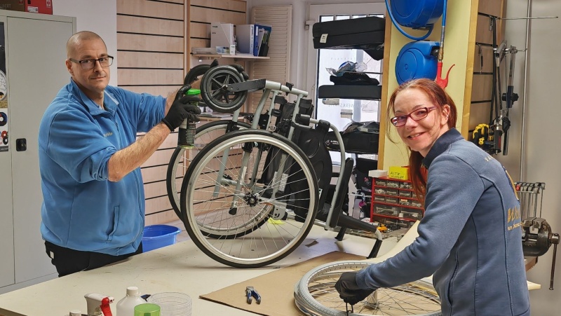 Eine Mitarbeiterin und ein Mitarbeiter des Wutschka-Rehateams bei der Arbeit in der Werkstatt