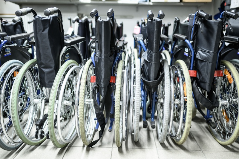 Eine Reihe von Rollst&uuml;hlen bereit f&uuml;r den Verleih