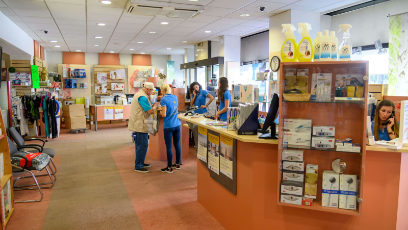 Der Verkaufsraum mit Mitarbeiterinnen im Kundengespr&auml;ch am Stammsitz in St. P&ouml;lten